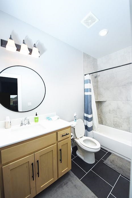 Queen Suite One Bathroom