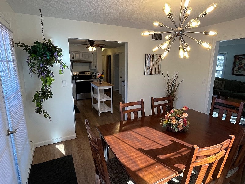 Dining room. Seats 6.