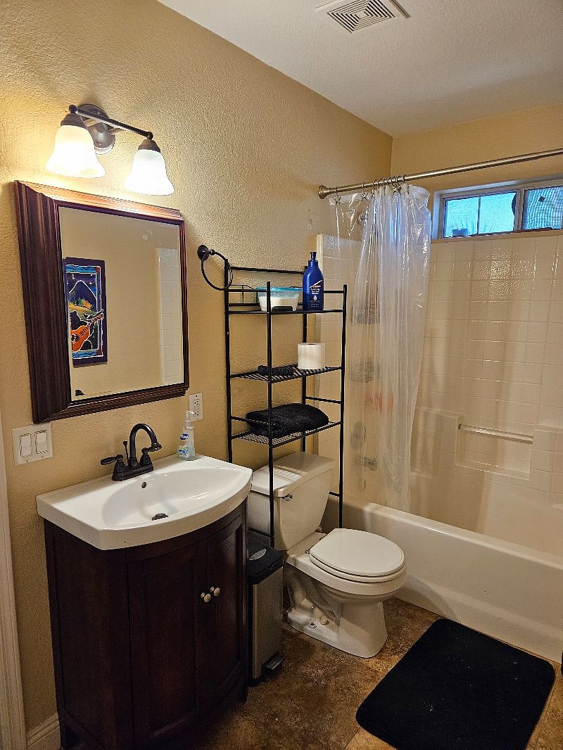 Main home bedrooms # 4&5  share this private bathroom,..(Jack n Jill) combo.. $2000/month for both bedrooms4 & 5 & bath. 