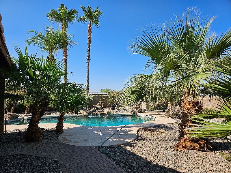 Peaceful POOL waterfall from outdoor shower!  NO PETS IN THE POOL PLEASE  