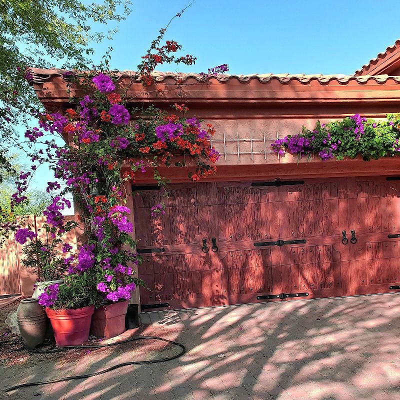 Front of home w/private driveway