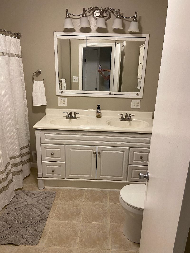 Full upstairs bathroom