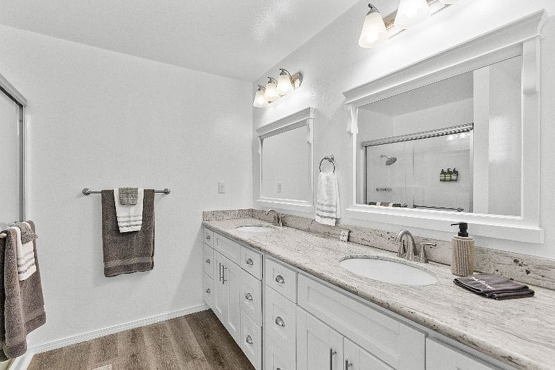 Master Bathroom (Upstairs & En Suite)