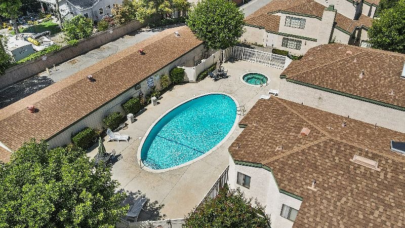 Common Pool & Hot Tub (Close Walking Distance)