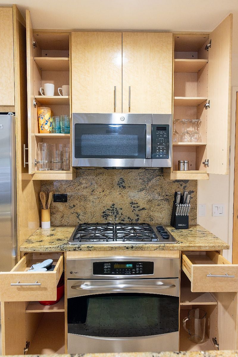 Stocked kitchen with all necessities