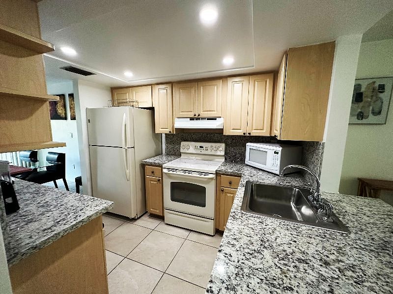 Fully Equipped Kitchen
Oven 
Refrigerator with freezer
Dishwasher