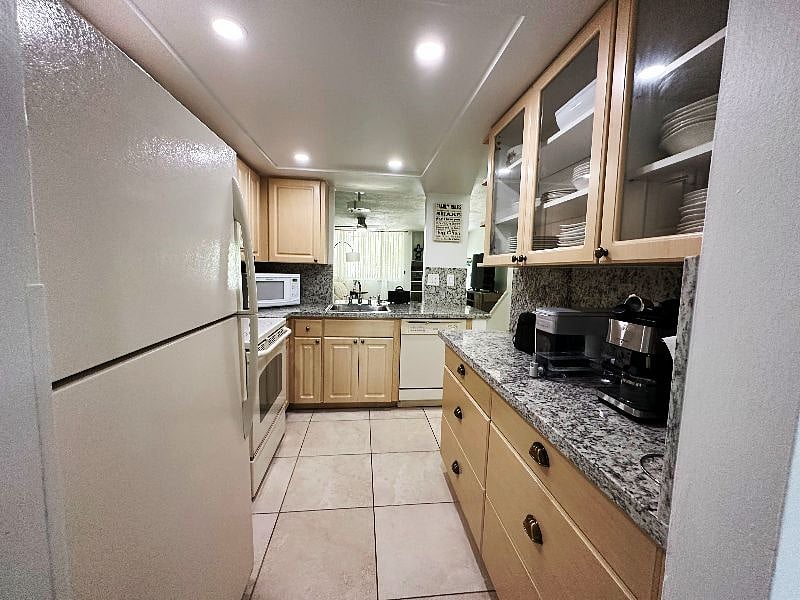Fully Equipped Kitchen. 
Oven 
Refrigerator with freezer
Dishwasher