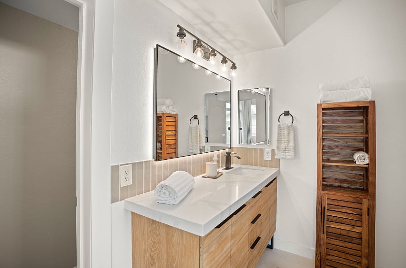 Upstairs Full Bathroom