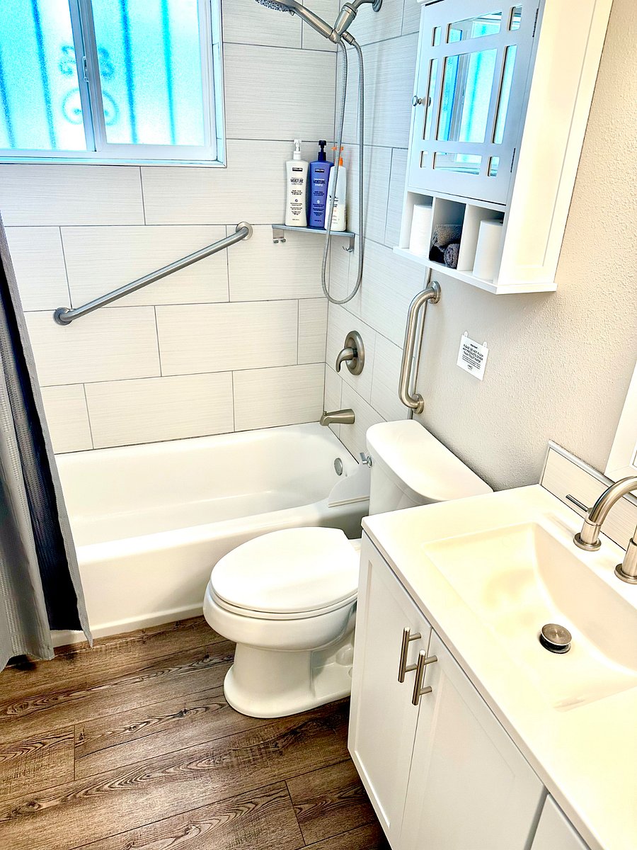 Guest bathroom tub/shower with safety grab bars. Towels, shampoo, conditioner and body wash included