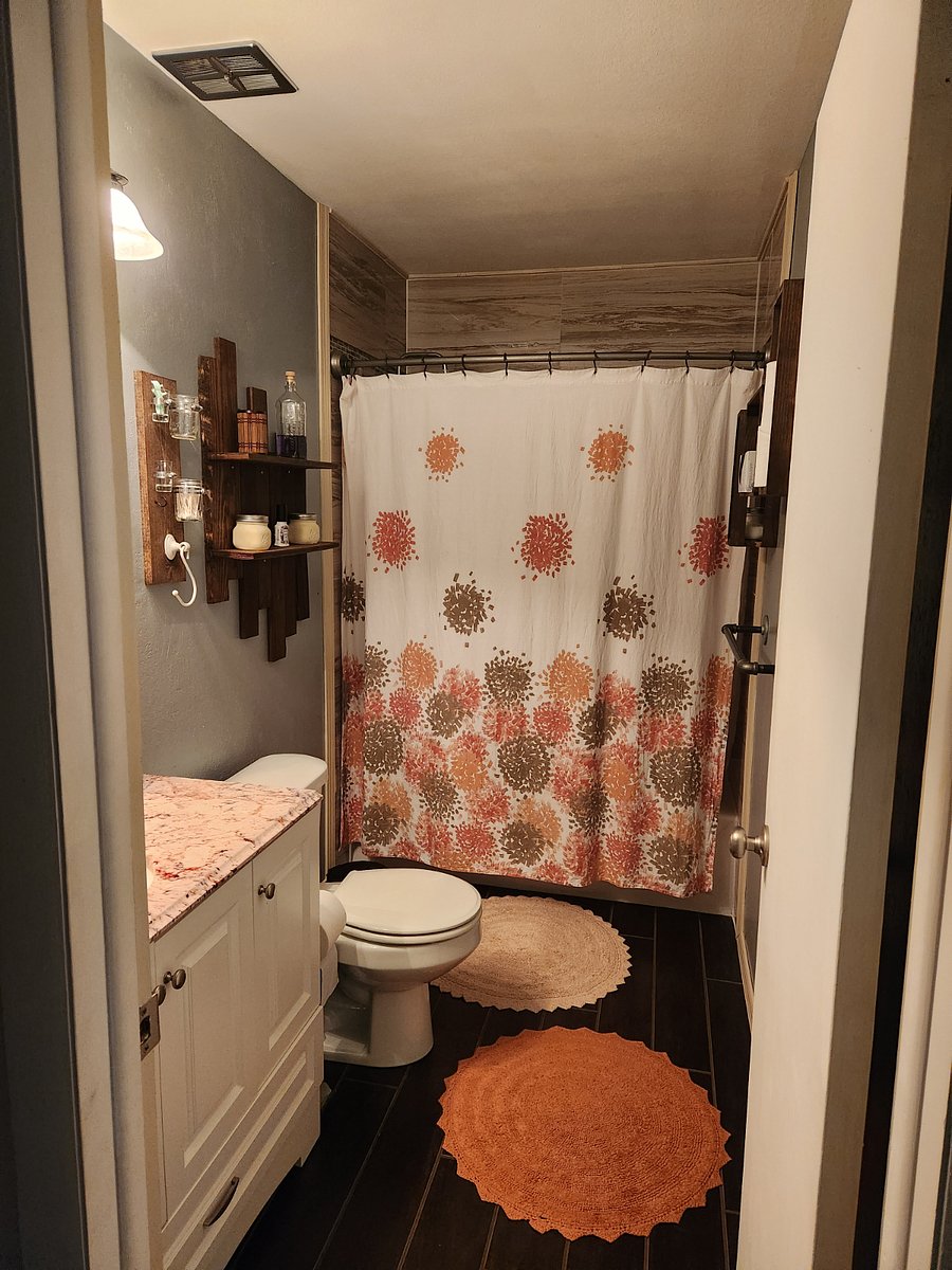Upstairs full bath