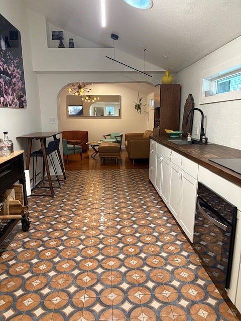 Bright, airy and fully renovated kitchen - Induction style stove & oven with Coffee appliances, trash disposal, microwave