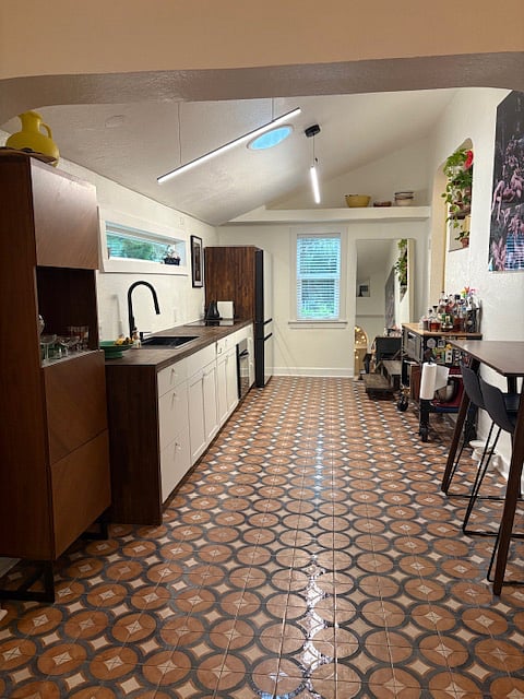 Bright, airy and fully renovated kitchen - Induction style stove & oven with Coffee appliances, trash disposal, microwave