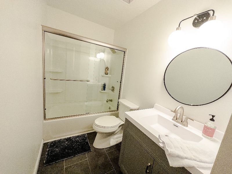 Bathroom 1 with Tub/Shower