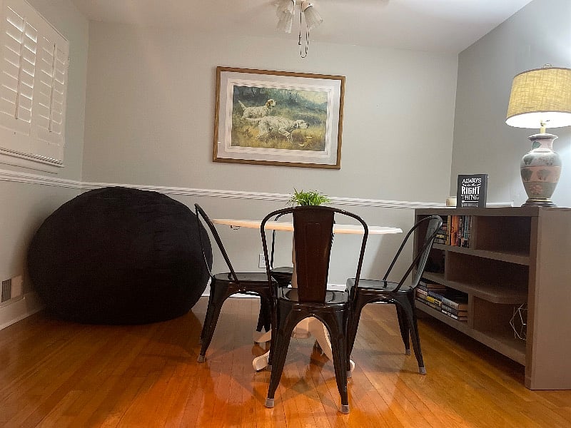 Perfect area for working, reading and playing games. 
