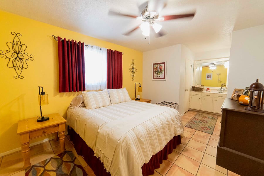 Main Bedroom, Queen Bed