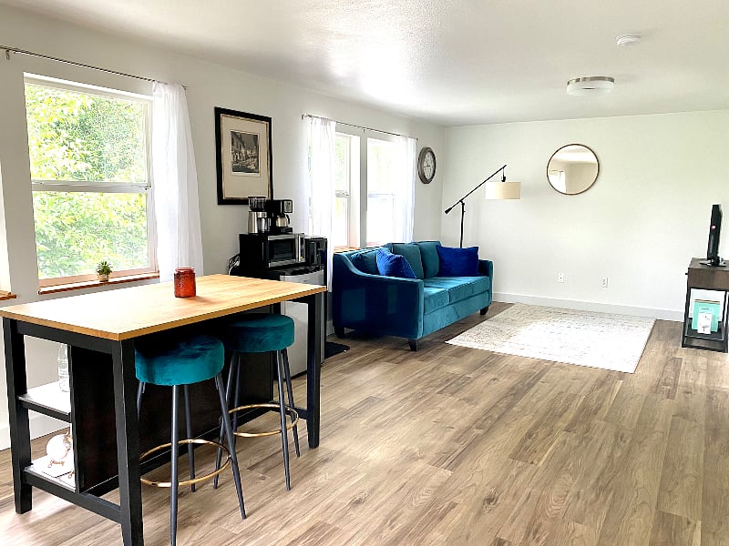 Located on the 2nd floor, surrounded by trees, making the living space very bright.