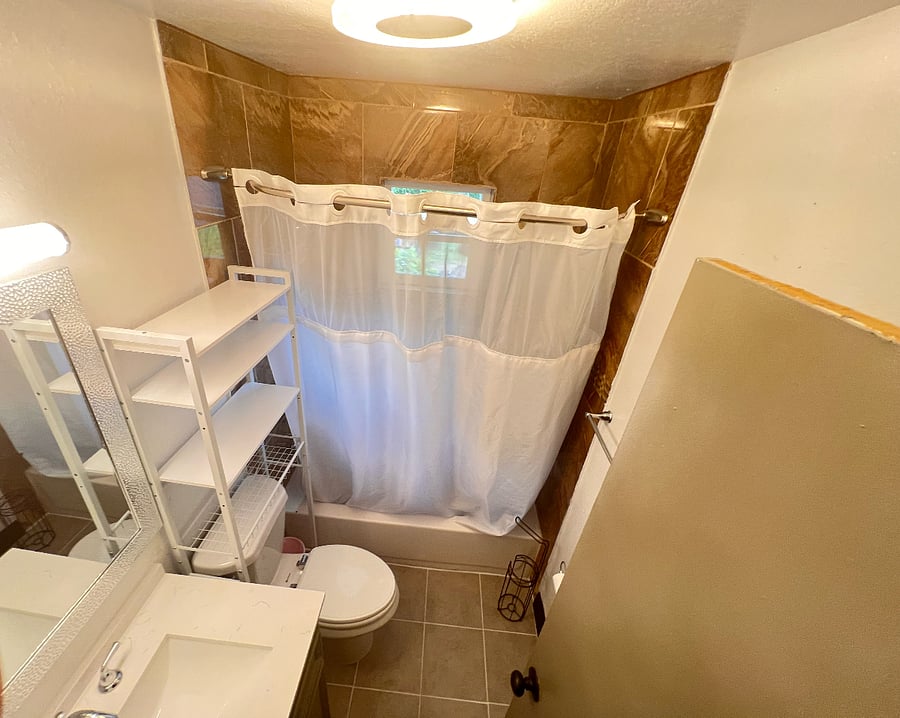 Upstairs full bathroom