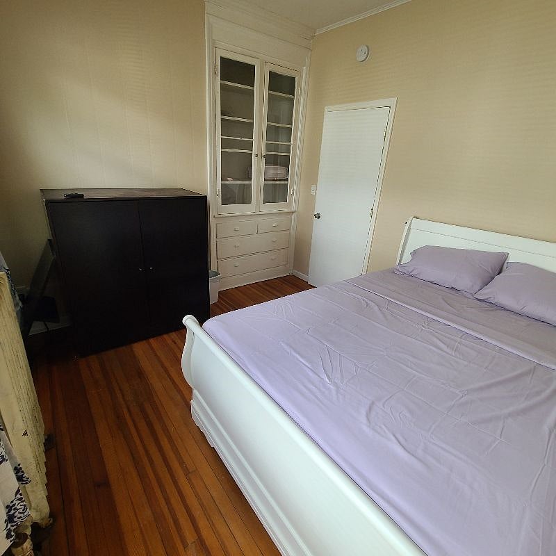Queens Size Bed ,Coset ,Dresser Ac Unit