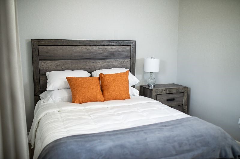 Guest Bedroom: Queen Size Bed