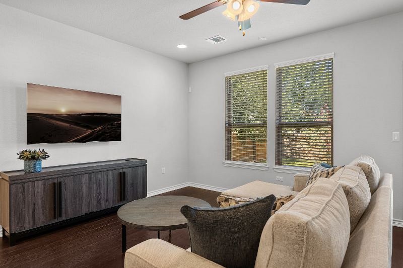 Living Room with SmartTV