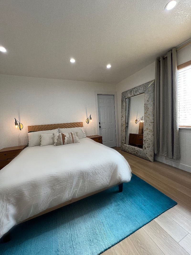 Large bedroom with Queen-sized bed and walk-in closet (through the white door to the right of the bed).