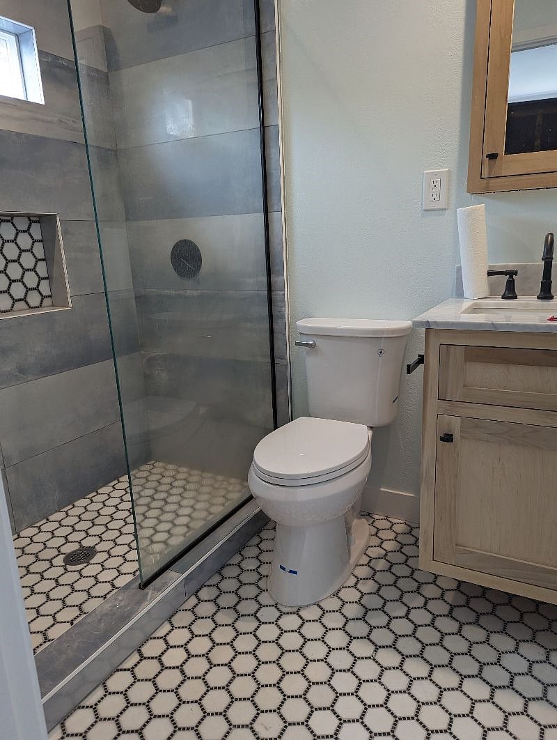 Primary bedroom bathroom