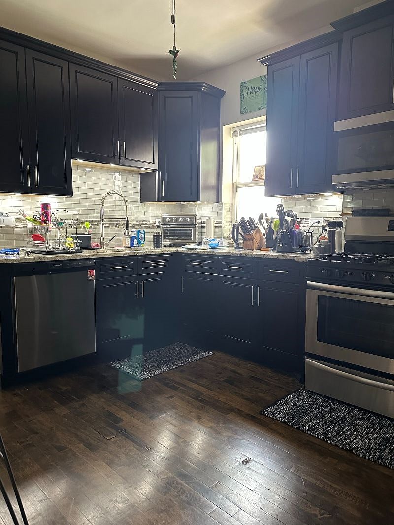 Cuisinart Air Fryer, Kitchen Aid Mixer, Hand Blender, Hand Mixer and more.  Tons of gadgets and utensils!