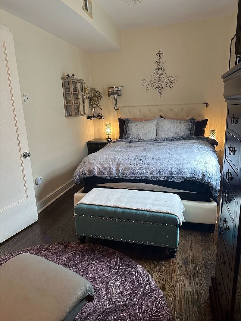 Queen Size Memory Foam/Traditional matress hybrid.  Very comfy!!! all cotton bedding and fluffy duvet 