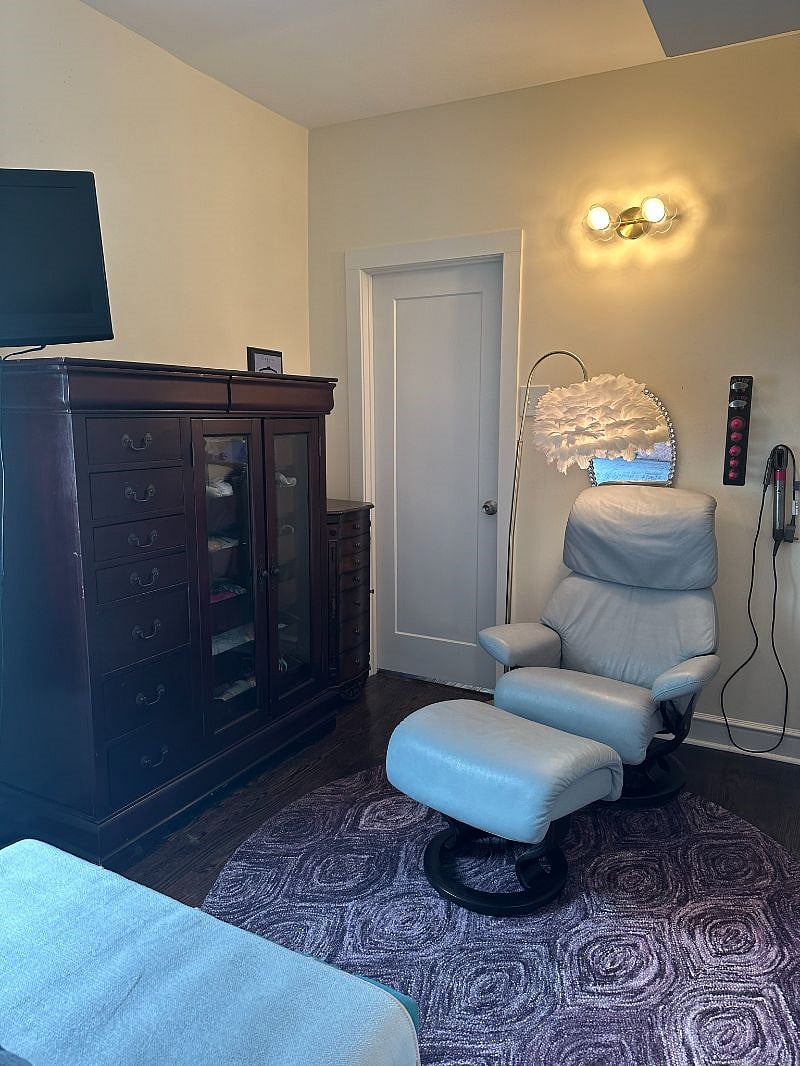 Leather Ekorness Stressless recliner and ottoman  Google it!  very comfy!