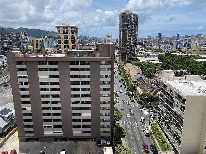 View of the H-1 freeway and Kinau Street