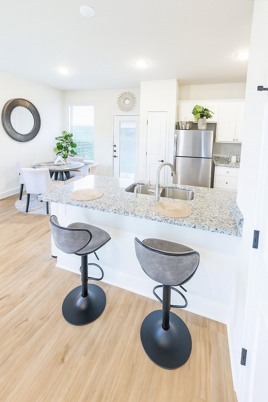 Immaculate and inviting. This kitchen is sparkling clean and beautifully designed. We've ensured it has all the essentials for cooking a proper, delicious meal during your stay.