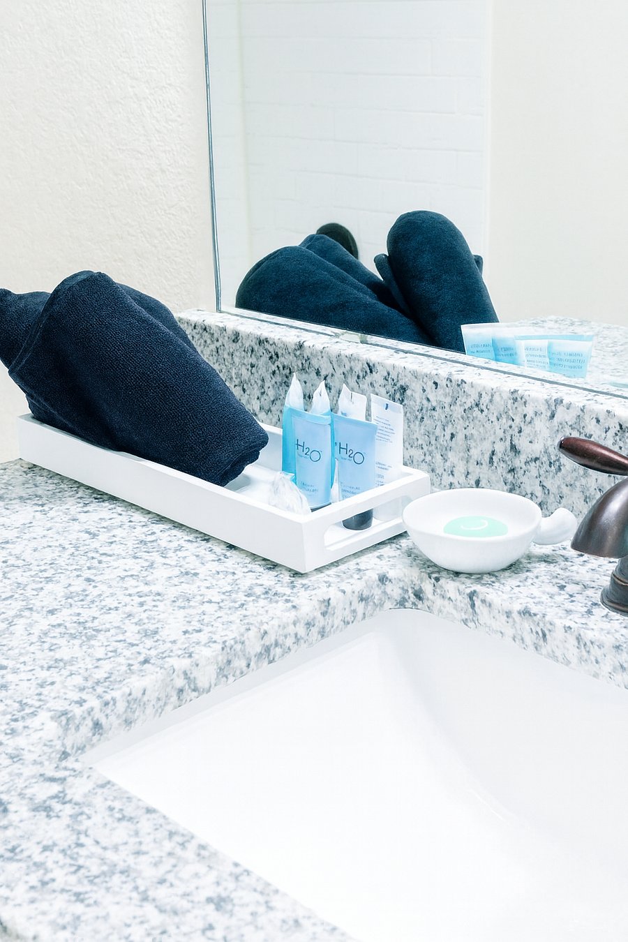 2 full bathrooms + half-bathroom Two fully equipped bathrooms with a shower/tub combination. We provide essential toiletries including shampoo, conditioner, and body wash, along with fresh towels, shower caps, toilet paper, and tissue.