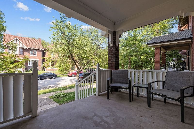 Front Porch - Dead End Street in a Beautiful West End Neighborhood
