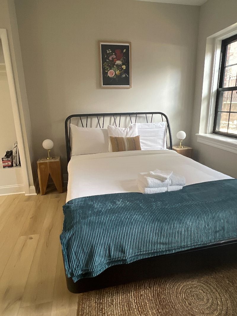 Queen sized bed. Linens and towels included.