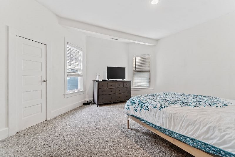 2nd Bedroom(largest)