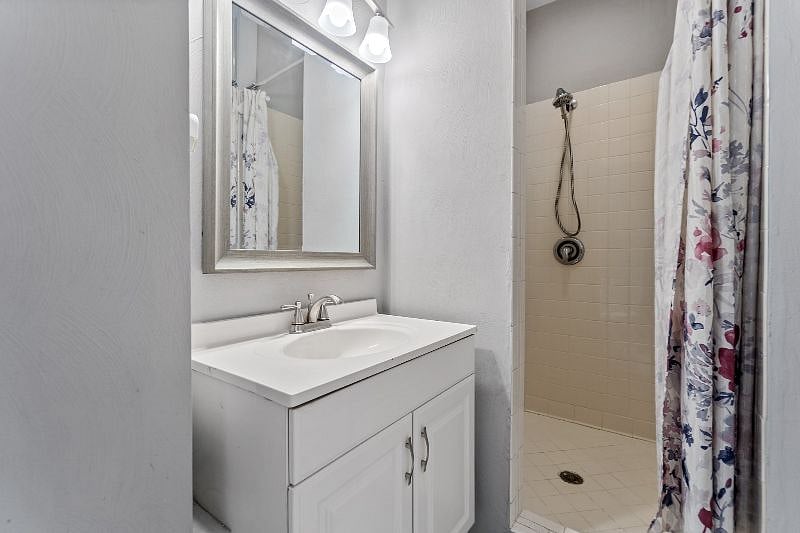 Shared Upstairs Bathroom 2nd angle