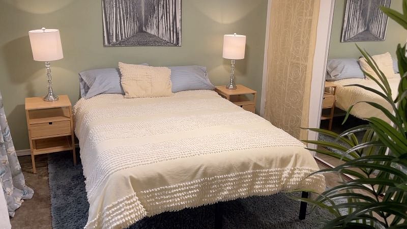 Bedroom Queen size bed