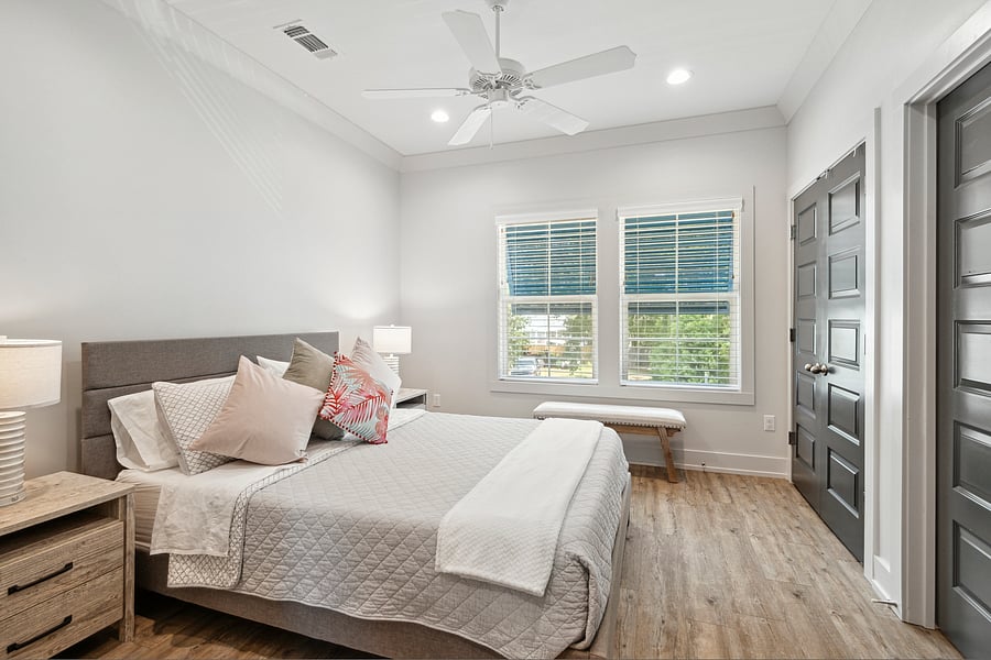 Queen ensuite upstairs