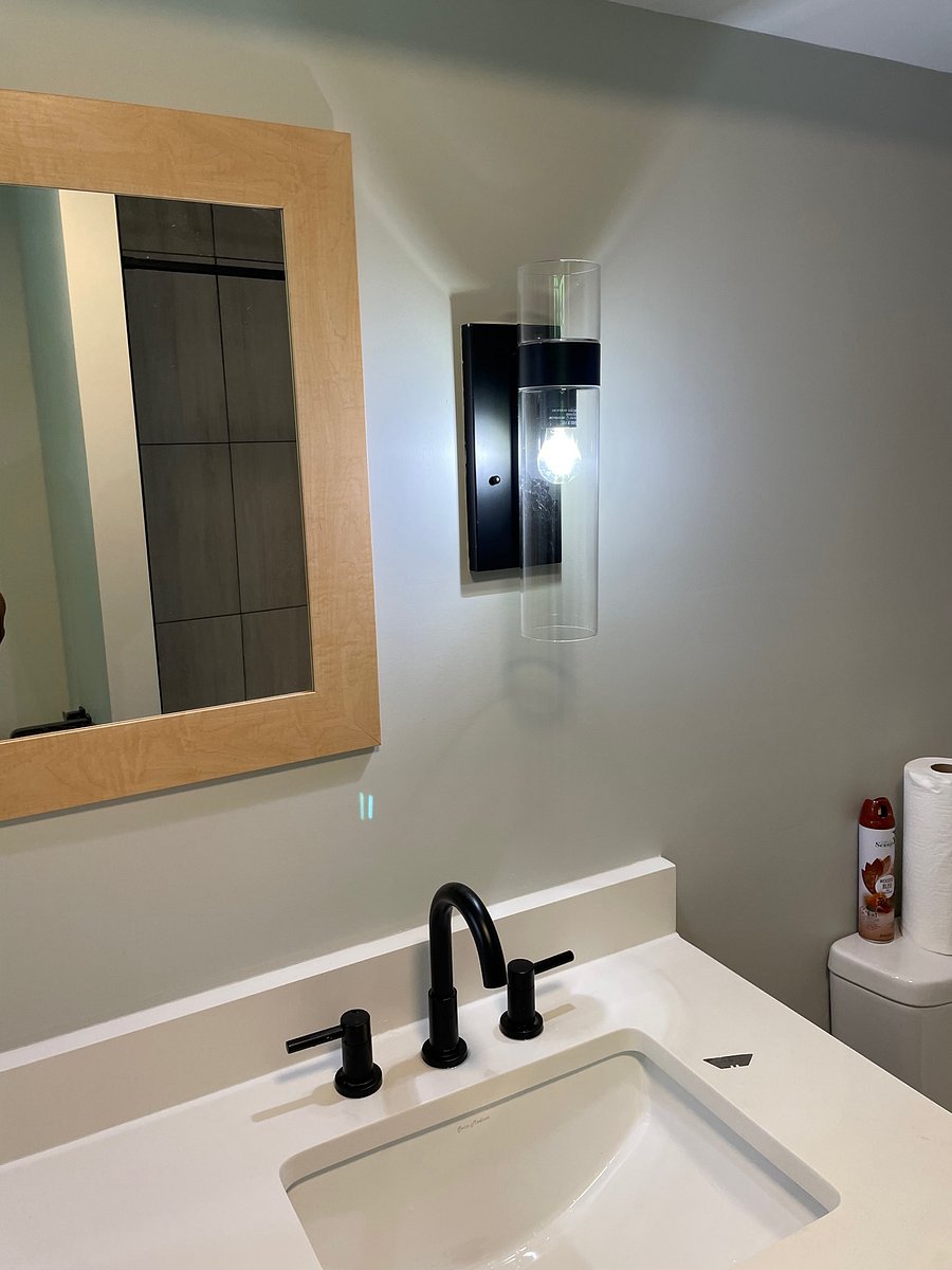 Spacious main Jack & Jill bathroom connecting both bedrooms