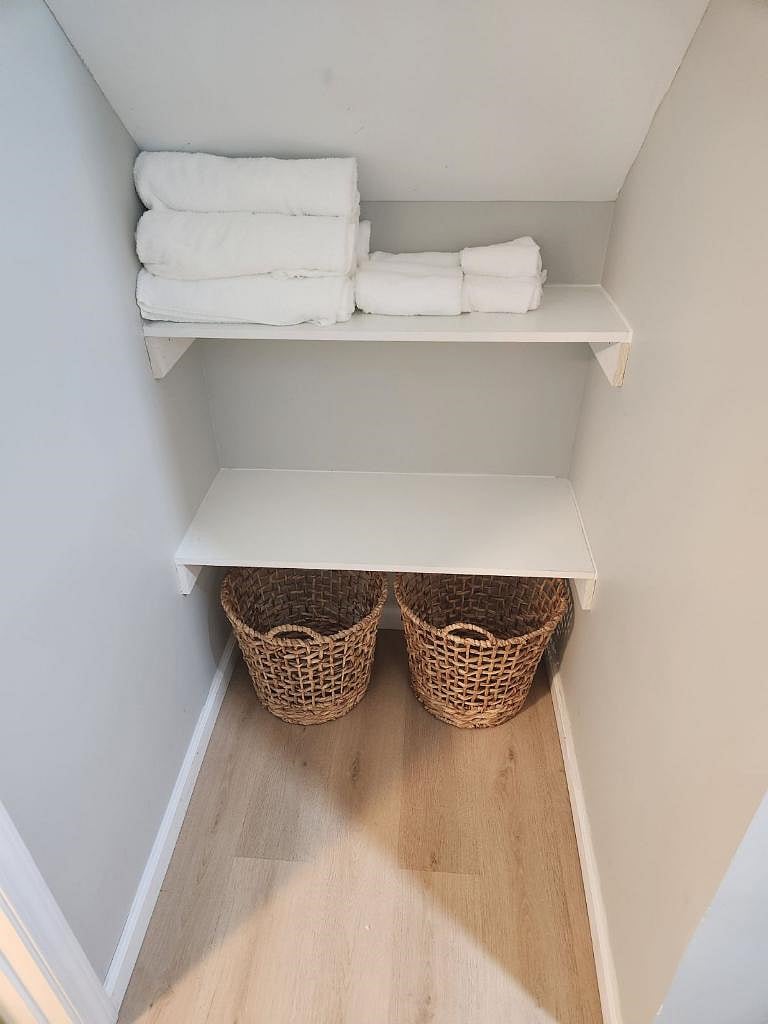 Open linen area w/ W&D in onsite laundry room