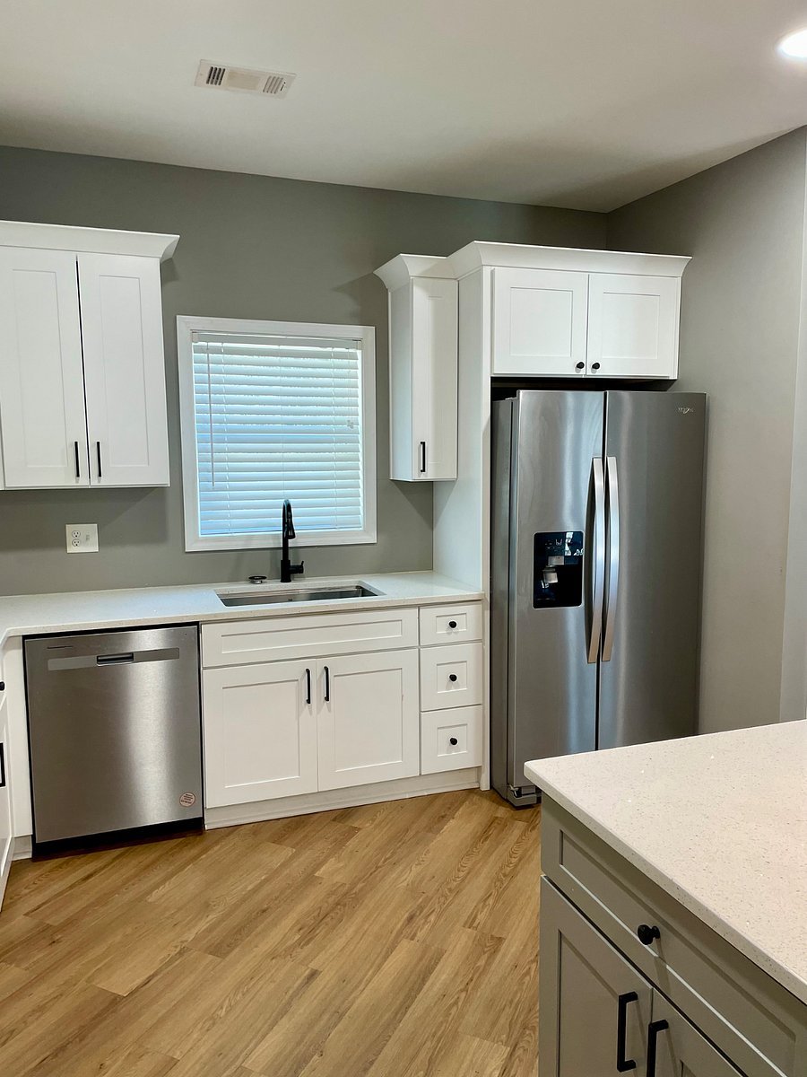 Lots of natural light, task lighting and recessed lighting 