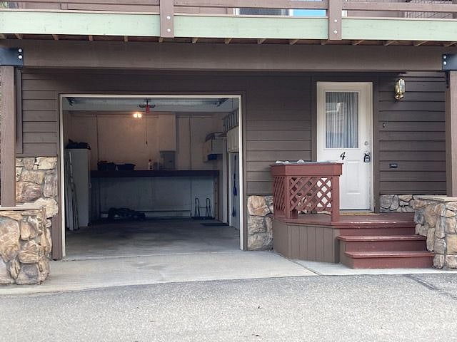 Garage and front door.Gar