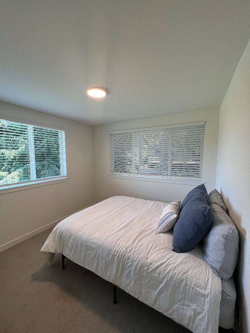 Second bedroom with queen size bed