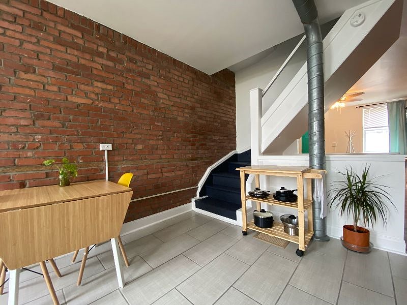 eat-in kitchen