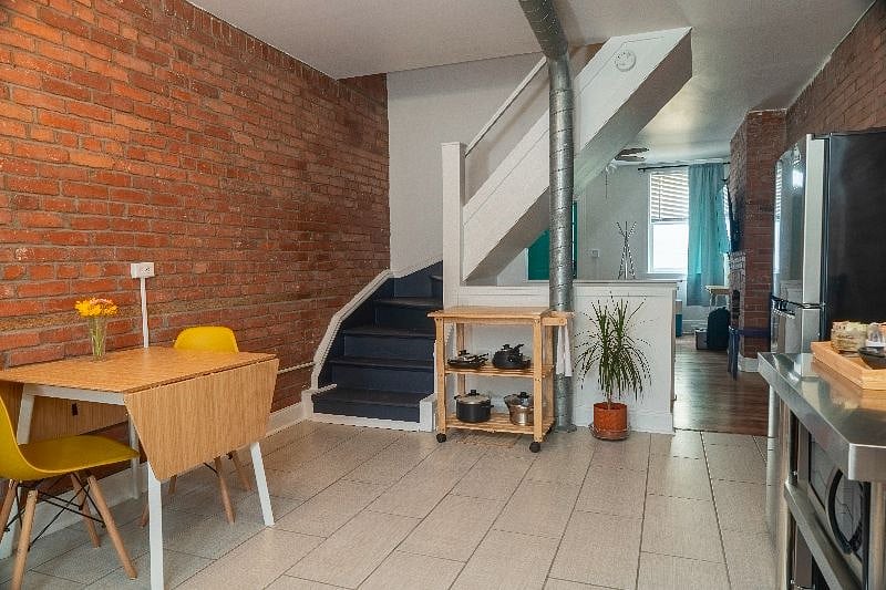 eat-in kitchen