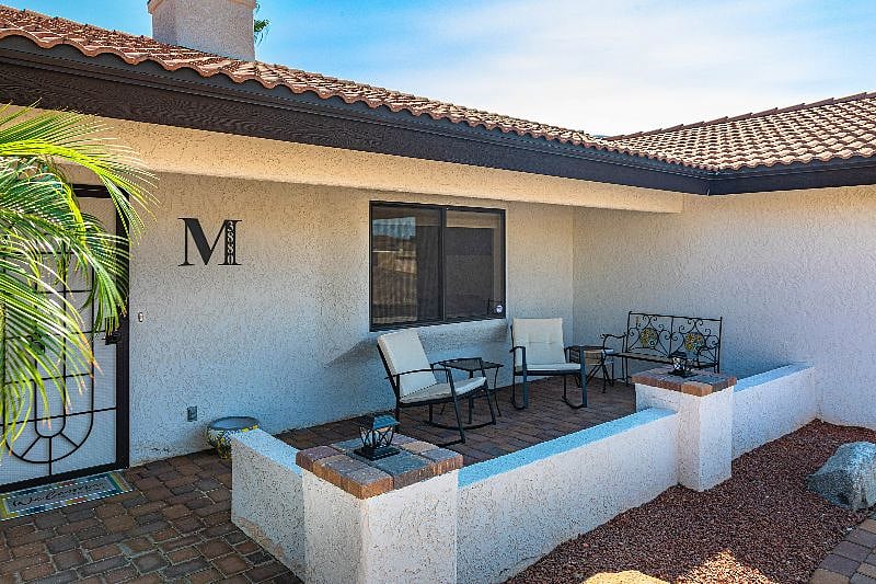 Enjoy the front porch relaxing and viewing the beautiful mountain scenery.