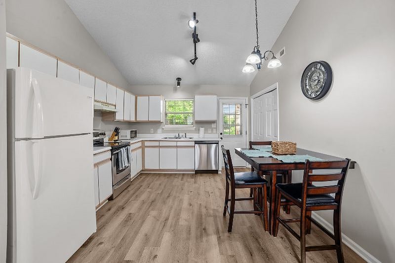 Furnished Finder property 547746_1 photo 3