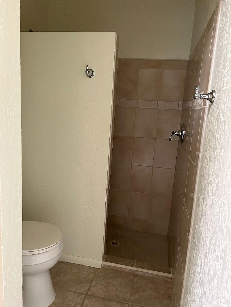 Master bedroom en suite bathroom