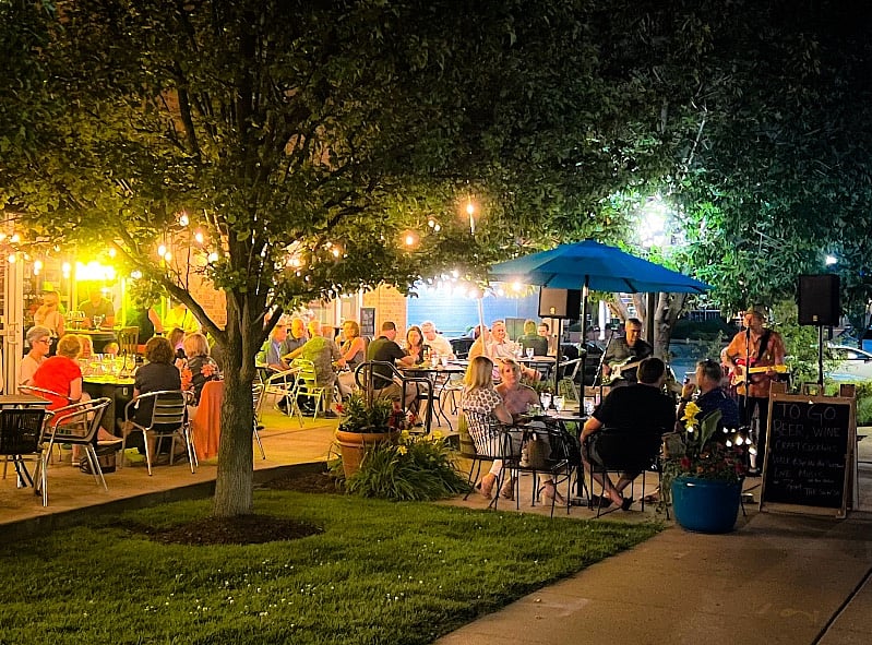 Robust Wine Bar with live music--walking distance