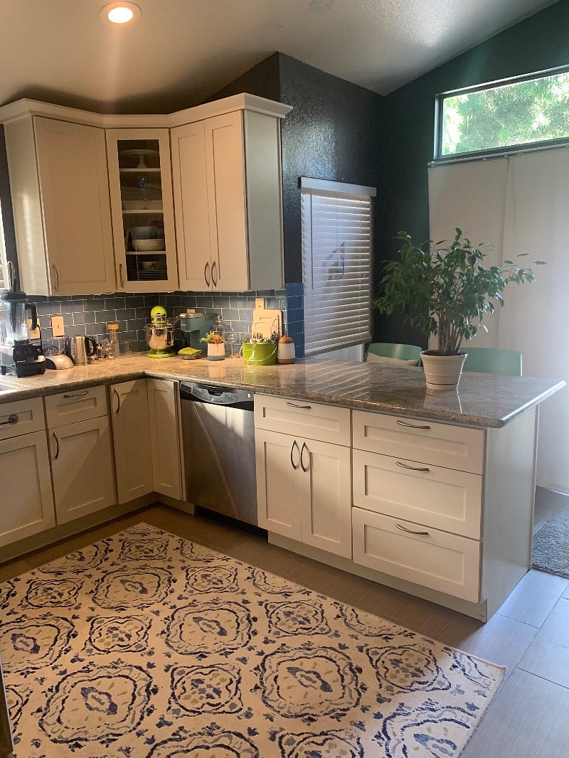 Kitchen counter & stools